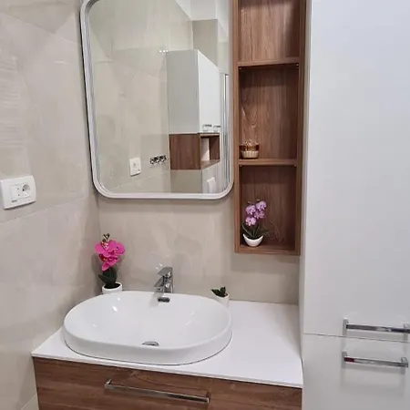 Luxury 1 Bedroom App Center&balcony Free Parking דירה