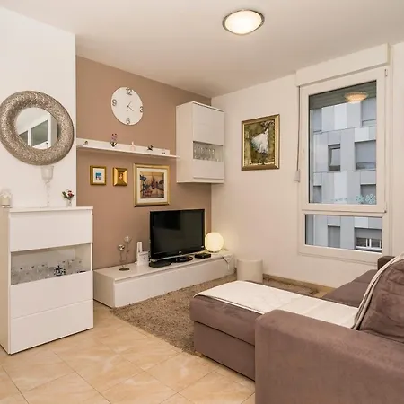 Luxury 1 Bedroom App Center&balcony Free Parking Apartment *