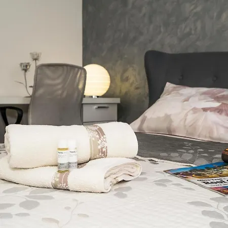 Luxury 1 Bedroom App Center&balcony Free Parking דירה